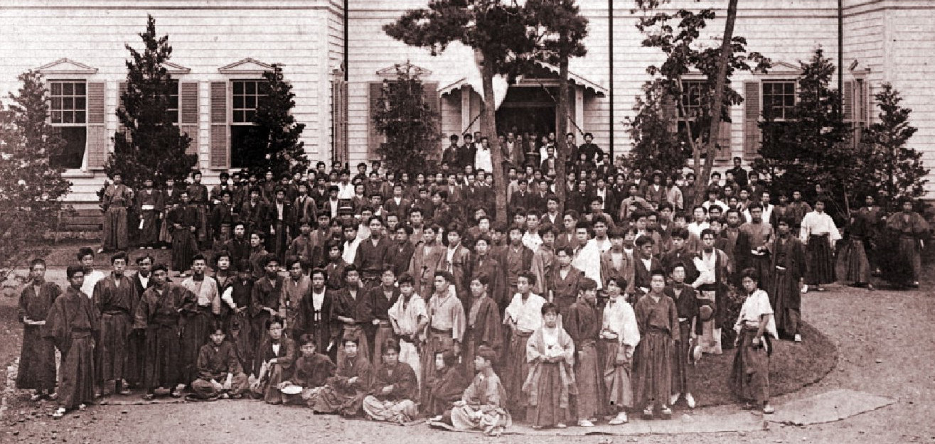 東京専門学校第1回卒業記念全校生徒と教職員（1884（明治17）年7月26日）